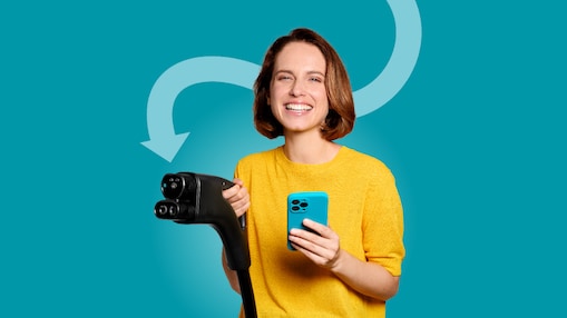 Lächelnde Frau hält ein Smartphone uns EV Ladekabel vor türkisem Hintergrund.