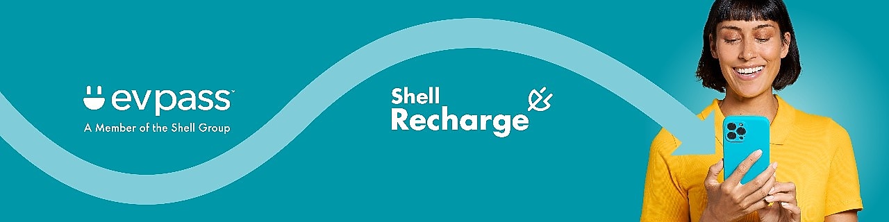 Bannière montrant la transition d’evpass vers Shell Recharge. Le logo evpass à gauche, relié au logo Shell Recharge à droite par une flèche. Une personne en chemise jaune regarde son smartphone.