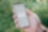 Une main tient un smartphone avec l’application evpass ouverte, dans laquelle un processus de recharge d’un véhicule électrique est lancé.