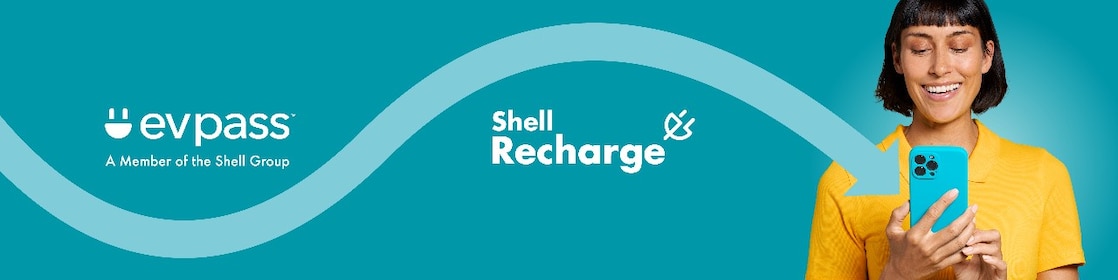 Banner che mostra il passaggio da evpass a Shell Recharge. Logo evpass a sinistra, collegato da una freccia curva al logo Shell Recharge a destra. Una persona con camicia gialla guarda il proprio smartphone.